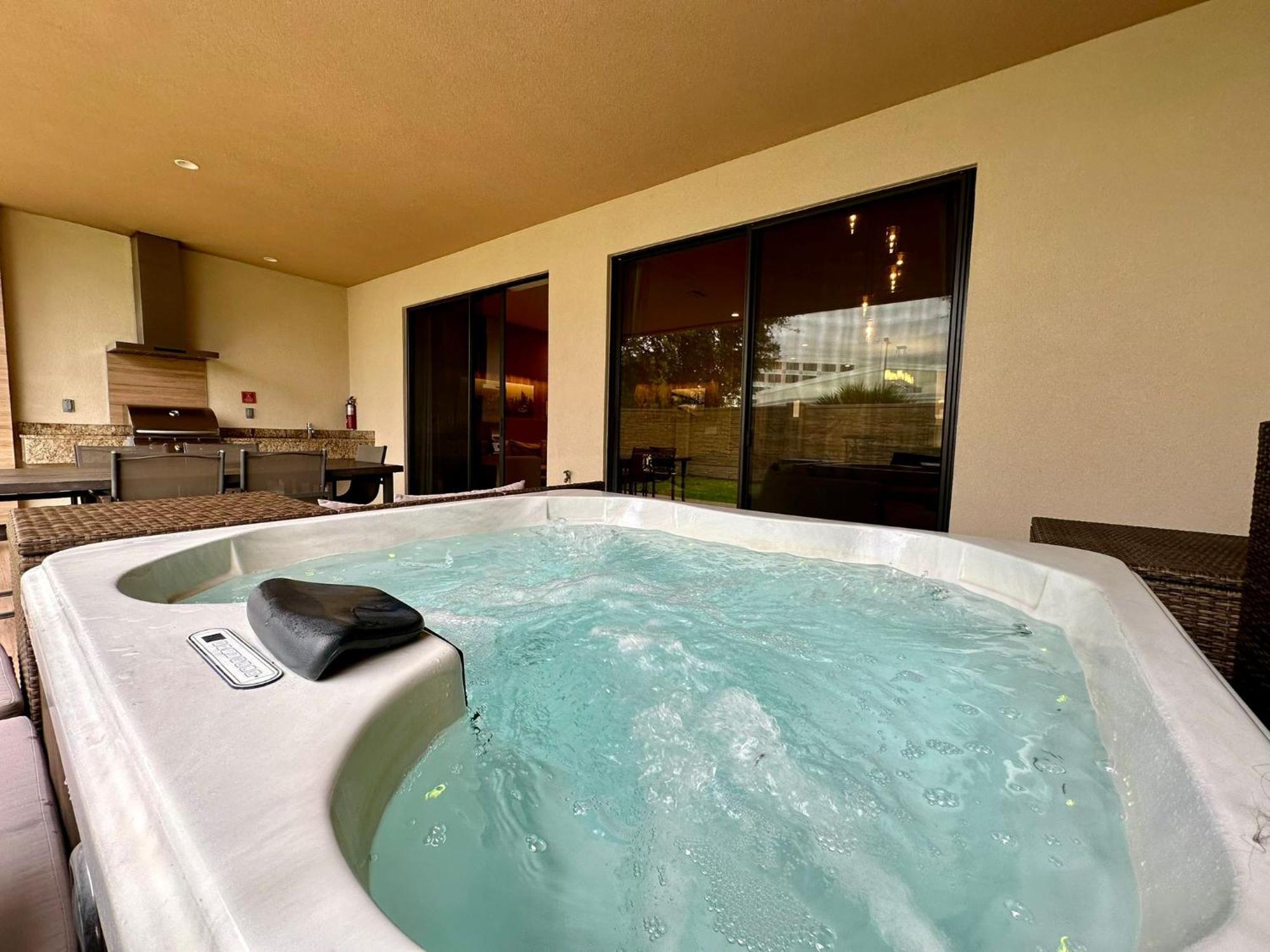 Luxury Home In Orlando With Private Hot Tub - 7 Min From Disney Parks - 3 Bedrooms And 4 Bathrooms! Kültér fotó